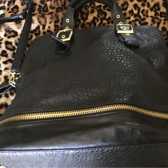 STEVE MADDEN BLACK. VEGAN PURSE, lots of compartments inside, classy look! - Picture 10 of 10